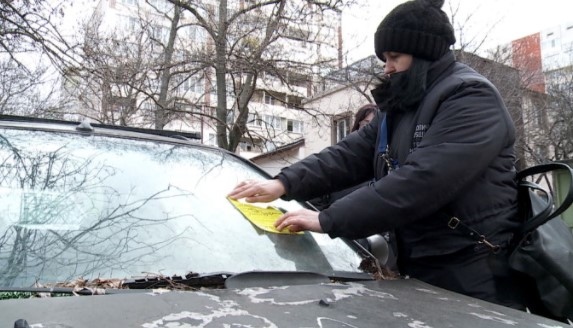 Слагат стикери за старите изоставени коли пред блока Столичната община